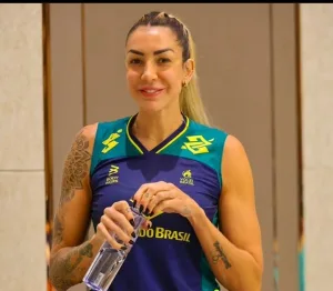 Thaisa Menezes holding a water bottle